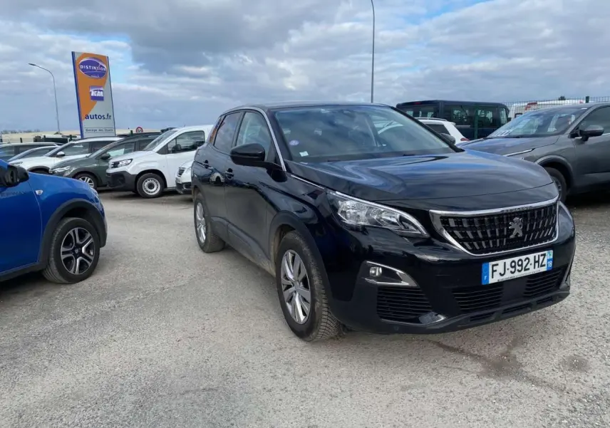 Peugeot 3008 noir vue 3/4 avant droit, avec calandre chromée et plaques d'immatriculation françaises visibles.
