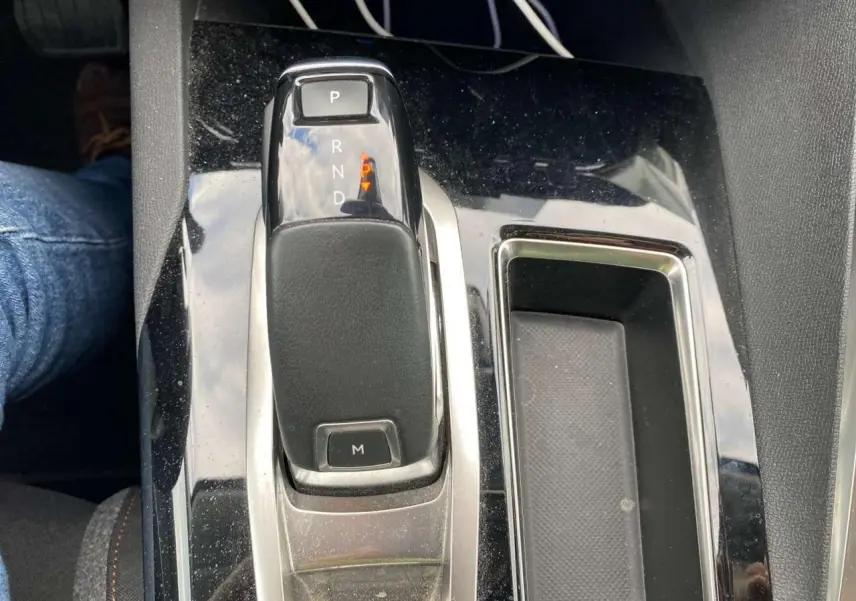 Le levier de vitesses automatique noir du Peugeot 3008 2019, version essence Active, vu en gros plan sur la console centrale.