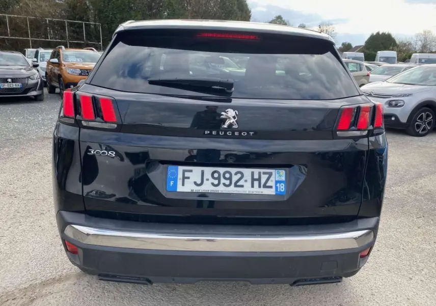 Vue arrière d'un Peugeot 3008 noir de 2019 avec feux arrière à trois griffes et plaque d'immatriculation française.