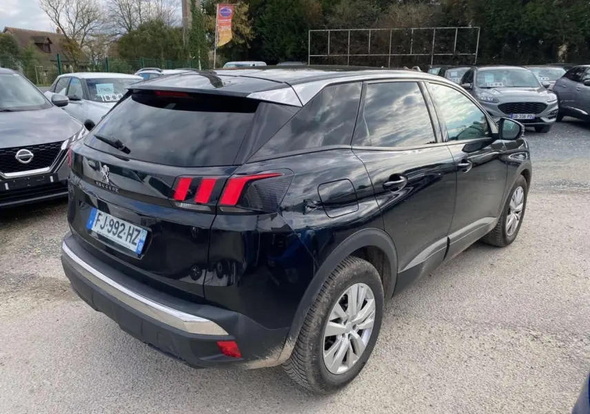 Peugeot 3008 noir vue 3/4 arrière droit, avec feux arrière à griffes rouges et vitres teintées.