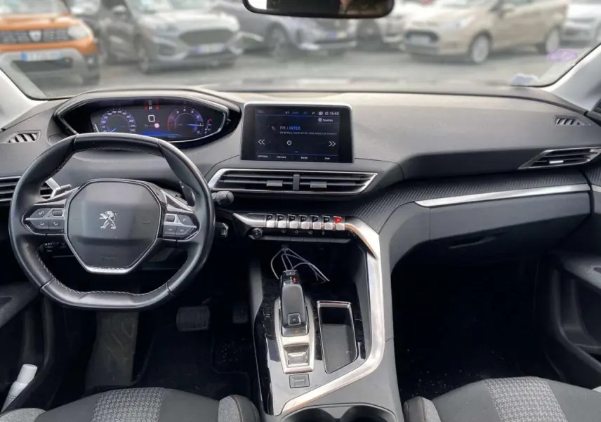 Intérieur du Peugeot 3008 noir 2019, vue frontale du tableau de bord avec écran tactile et volant compact.