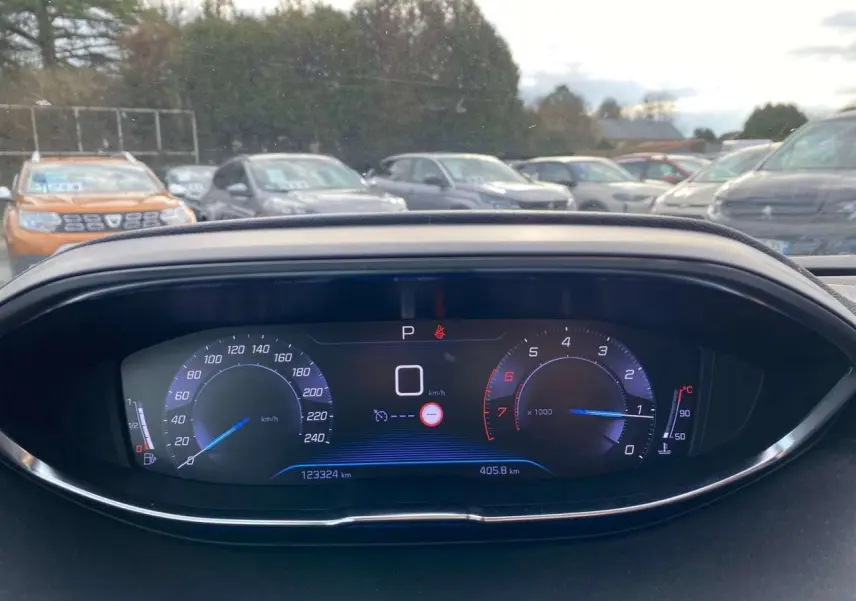 Tableau de bord numérique du Peugeot 3008 noir 2019 affichant vitesse, compte-tours et température moteur.