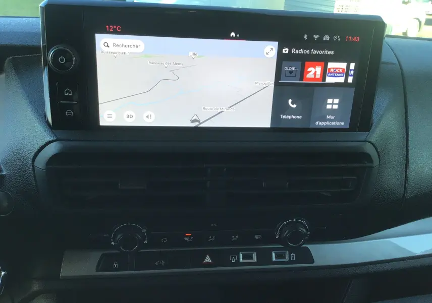 Écran tactile central avec navigation et commandes climatisation dans l'habitacle du Fiat Scudo Fourgon blanc 2024.