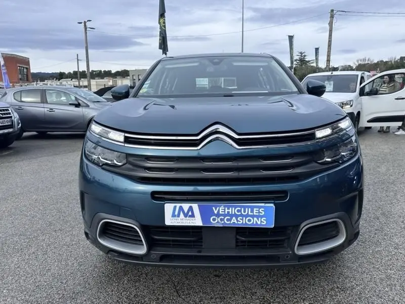 Vue de face d'un Citroën C5 Aircross Bleu Tijuca 2021 avec calandre distinctive et plaque "Véhicules Occasions".