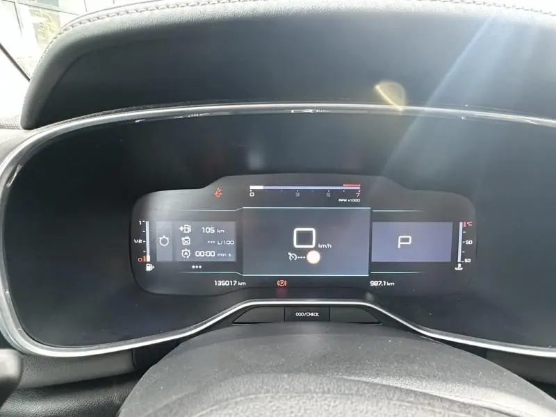 Tableau de bord numérique du Citroën C5 Aircross 2021, vue frontale, affichage des informations de conduite et vitesse à zéro.
