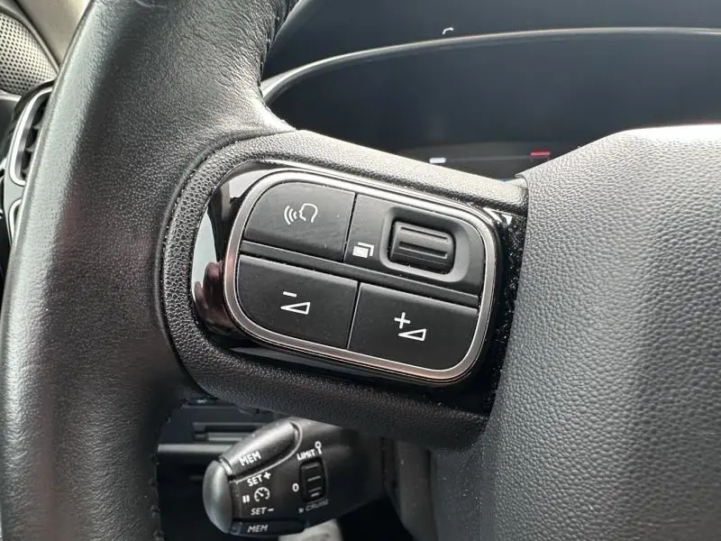 Gros plan sur les commandes au volant du Citroën C5 Aircross Bleu Tijuca, version HDi 1300 Feel de 2021.