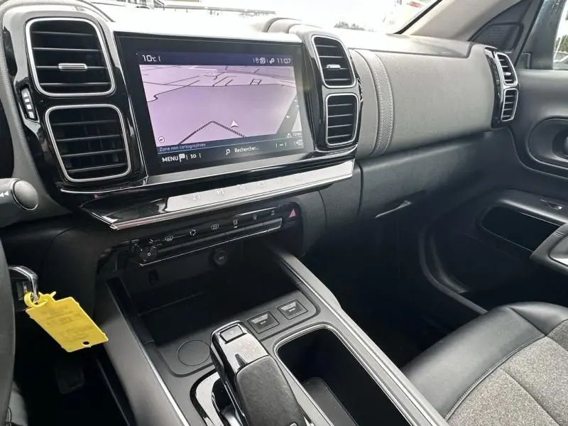 Vue intérieure côté passager du tableau de bord et console centrale du Citroën C5 Aircross Bleu Tijuca avec écran tactile et boîte automatique.