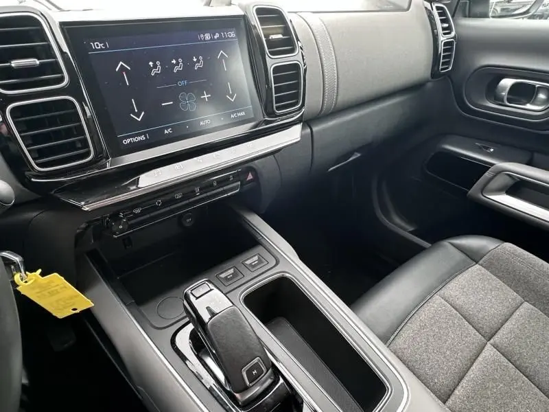 Vue intérieure côté passager du Citroën C5 Aircross bleu Tijuca 2021, avec console centrale et écran tactile de climatisation.