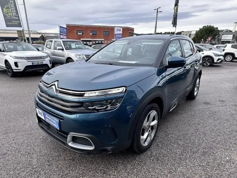 Citroën C5 Aircross Bleu Tijuca vue 3/4 avant droit, calandre distinctive et jantes alliage, stationné en extérieur.