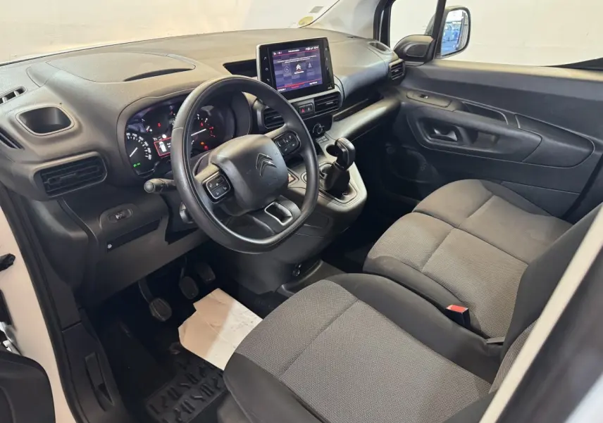 Intérieur avant droit du Citroën Berlingo blanc 2020, volant multifonctions et écran tactile central visible.