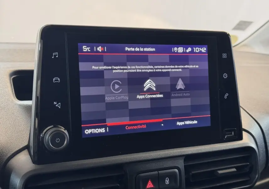 Écran tactile central du tableau de bord du Citroën Berlingo 2020 affichant les options de connectivité.