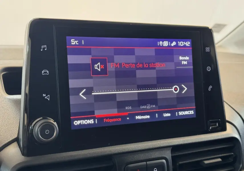 Écran tactile central du tableau de bord du Citroën Berlingo blanc, affichant une perte de station FM.