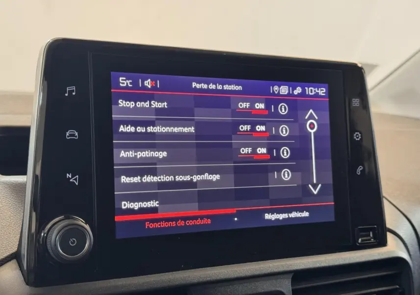 Écran tactile central du tableau de bord du Citroën Berlingo blanc, affichant les réglages d’aide à la conduite.
