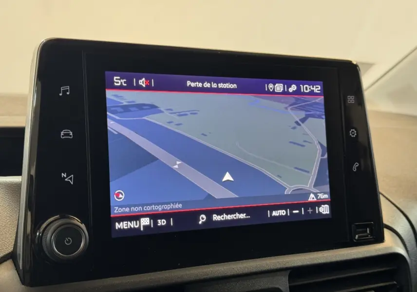 Écran tactile central du tableau de bord du Citroën Berlingo 2020 affichant la navigation GPS en intérieur.