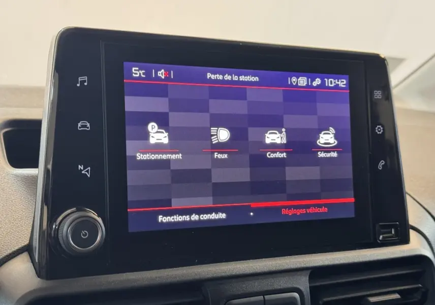 Écran tactile central du tableau de bord du Citroën Berlingo 2020 affichant les réglages de conduite.
