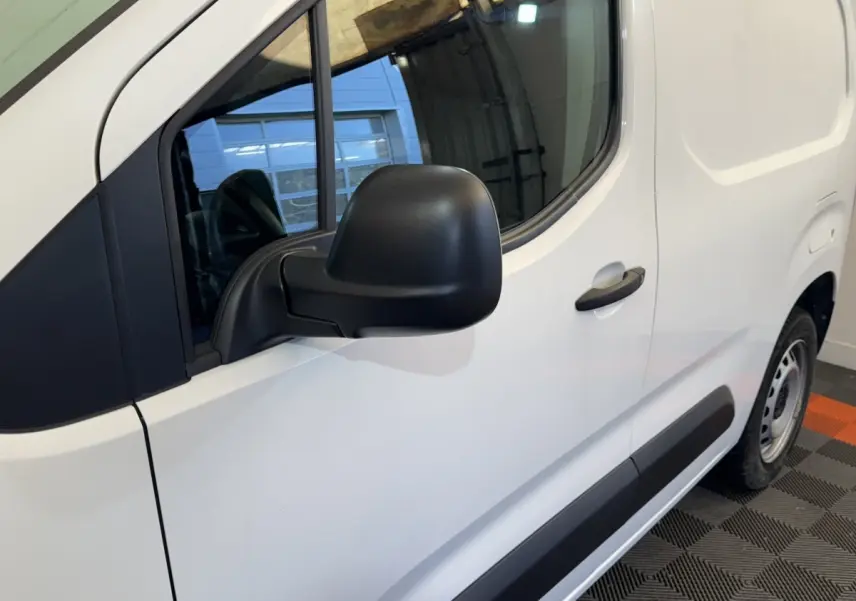 Vue latérale droite d’un Citroën Berlingo blanc 2020 avec rétroviseur noir et jante acier.