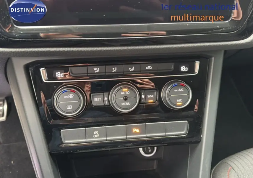 Détail de la console centrale du Volkswagen Touran 2018 montrant les commandes de climatisation automatique et les boutons de fonction.