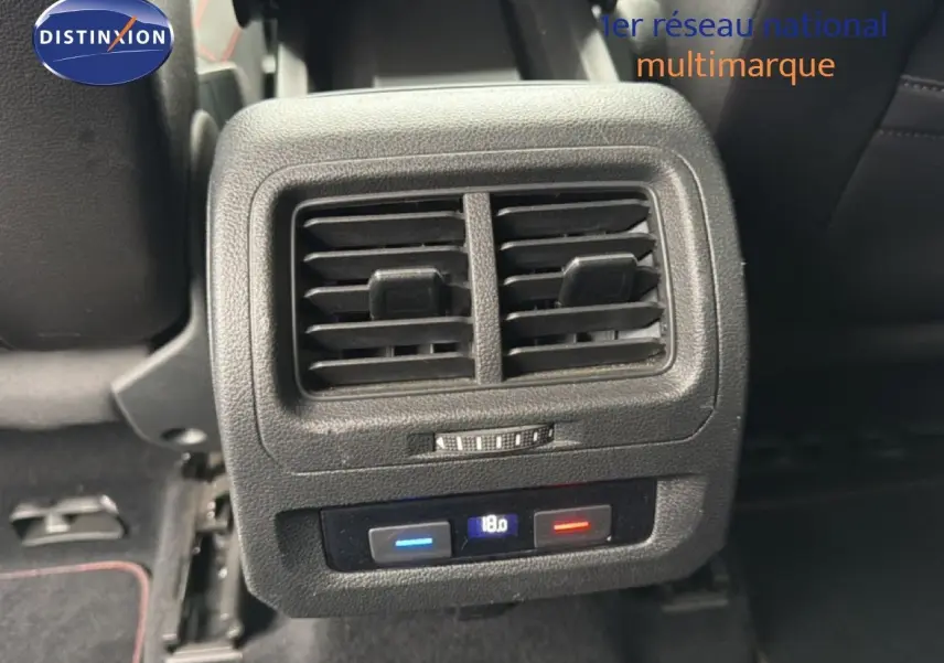 Détail de la ventilation arrière avec commandes de climatisation digitale sur Volkswagen Touran blanc, vue intérieure rapprochée.