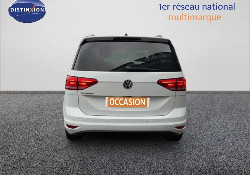 Vue arrière d'un Volkswagen Touran blanc de 2018 avec feux LED et plaque "OCCASION" visible.