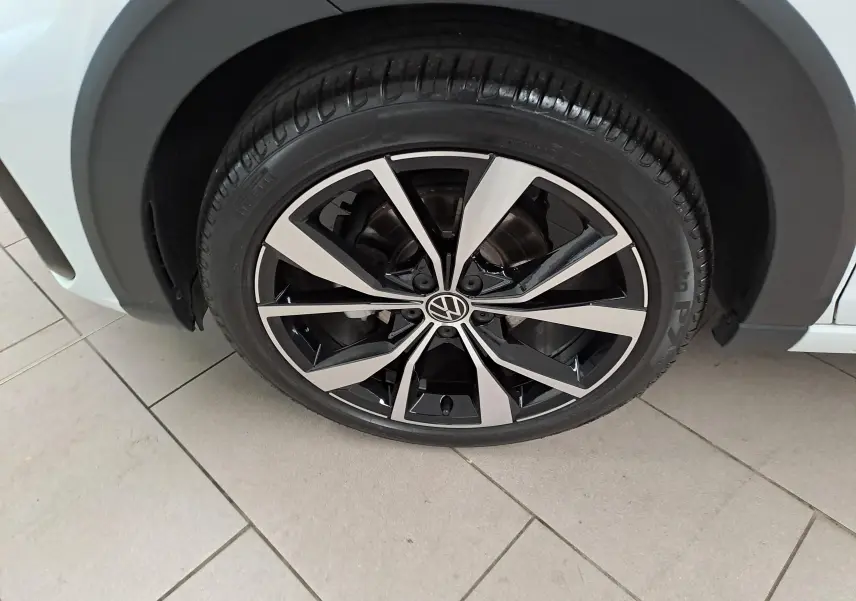 Gros plan sur la jante alliage 18 pouces bicolore du Volkswagen Taigo blanc pur avec toit noir, version R-Line Edition 2025.
