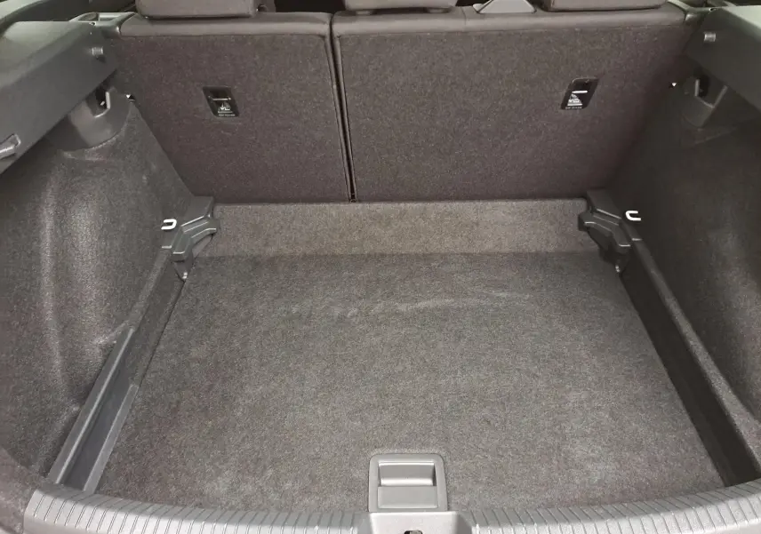 Coffre vide vu de l'arrière d'un Volkswagen Taigo 1.5 TSI 150 DSG7 R-Line Edition, intérieur noir.