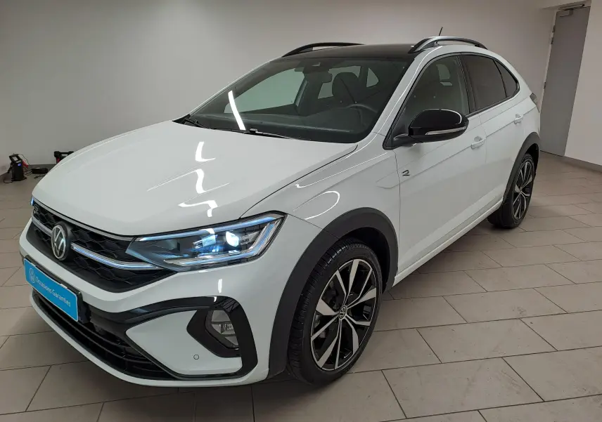 Volkswagen Taigo 1.5 TSI R-Line blanc toit noir, vue 3/4 avant droit avec jantes alliage 18 pouces Misano.