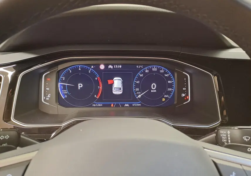 Vue rapprochée du tableau de bord numérique du Volkswagen Taigo 1.5 TSI 150 DSG7 R-Line Edition affichant la vitesse et le régime moteur.