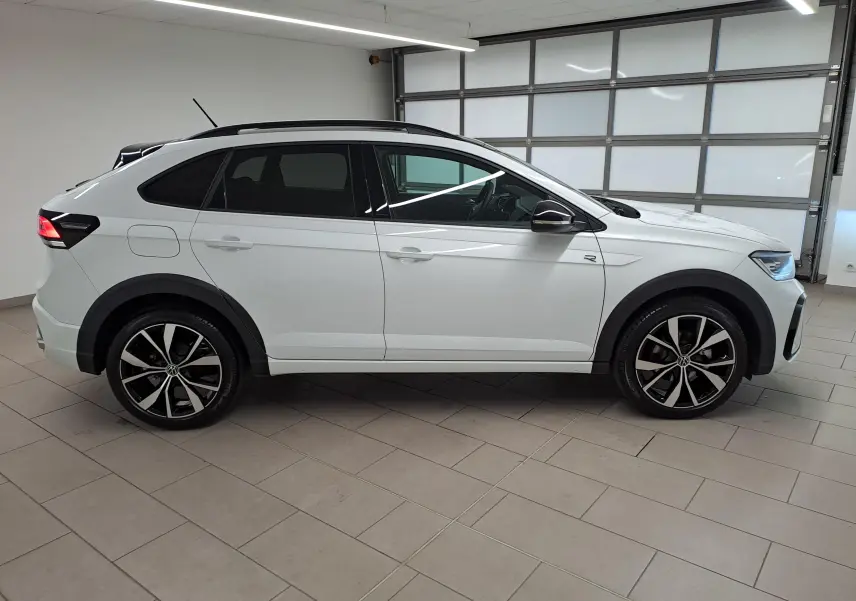 Vue latérale droite du Volkswagen Taigo 1.5 TSI 150 DSG7 R-Line Edition blanc pur avec toit noir et jantes alliage 18 pouces.