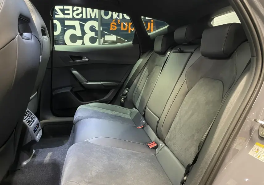 Vue côté droit de la banquette arrière en suédine noire et cuir du CUPRA Formentor gris Graphene, avec ceinture et appuie-têtes.