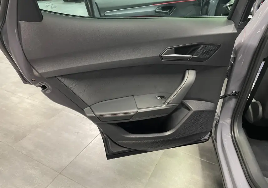 Vue rapprochée de la porte arrière gauche gris graphene du CUPRA Formentor 2026 avec poignée et habillage noir texturé.