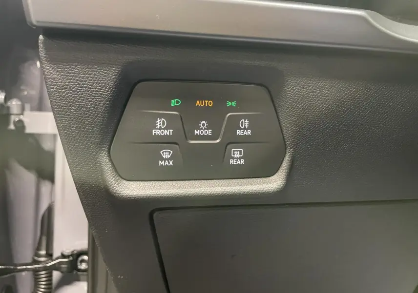 Gros plan sur les commandes d’éclairage et de désembuage du tableau de bord du CUPRA Formentor gris Graphene.