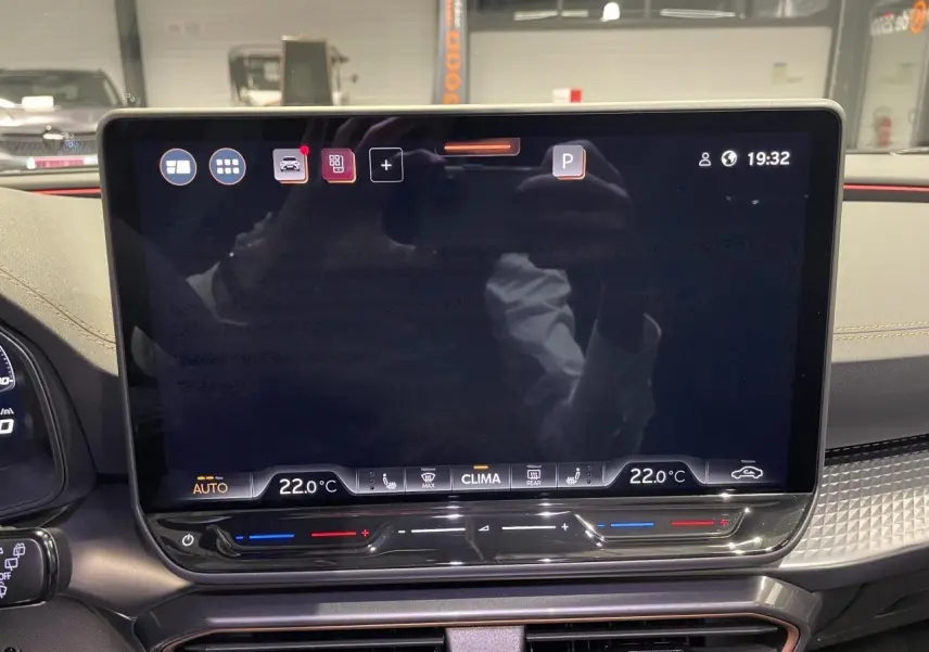 Écran tactile HD 12,9 pouces du système multimédia du CUPRA Formentor 2026, vue intérieure centrée.