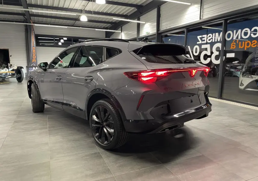 Vue 3/4 arrière droite d’un CUPRA Formentor gris Graphene avec feux arrière Tri-LED et jantes alliage noires.