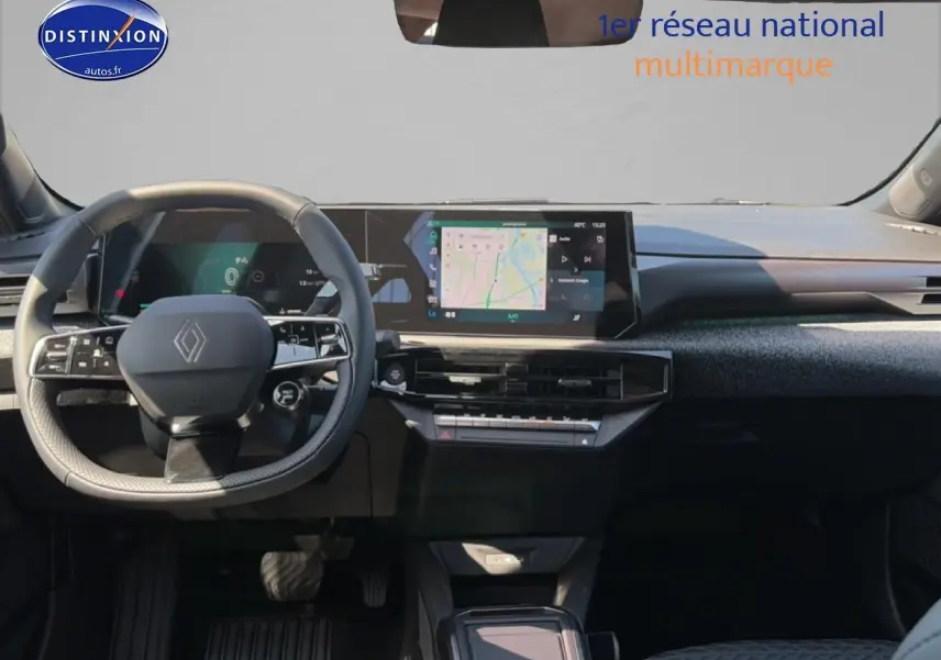 Vue intérieure frontale du tableau de bord de la Renault Clio VI noire avec écran tactile central et volant multifonction.