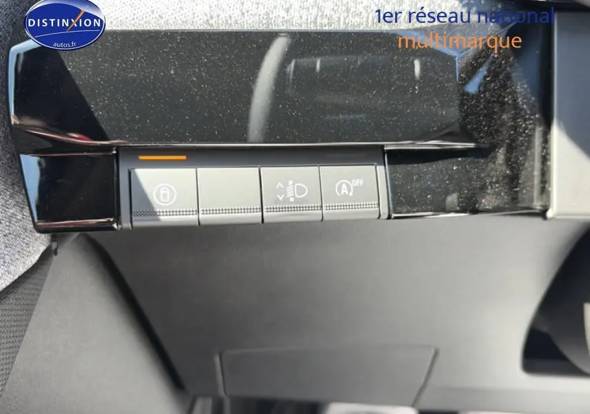 Détail des commandes intérieures noires de la Renault Clio VI 1.2 TCe 115 Techno EDC, vue de face.