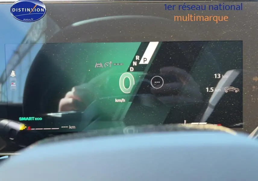 Affichage numérique du tableau de bord de la Renault Clio VI noir, vue frontale centrée sur l'écran multifonction.