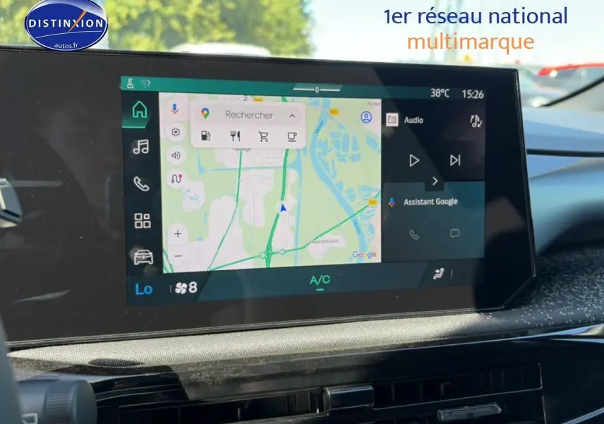 Écran multifonction couleur 10 pouces affichant la navigation Google dans l’habitacle d’une Renault Clio VI noire.