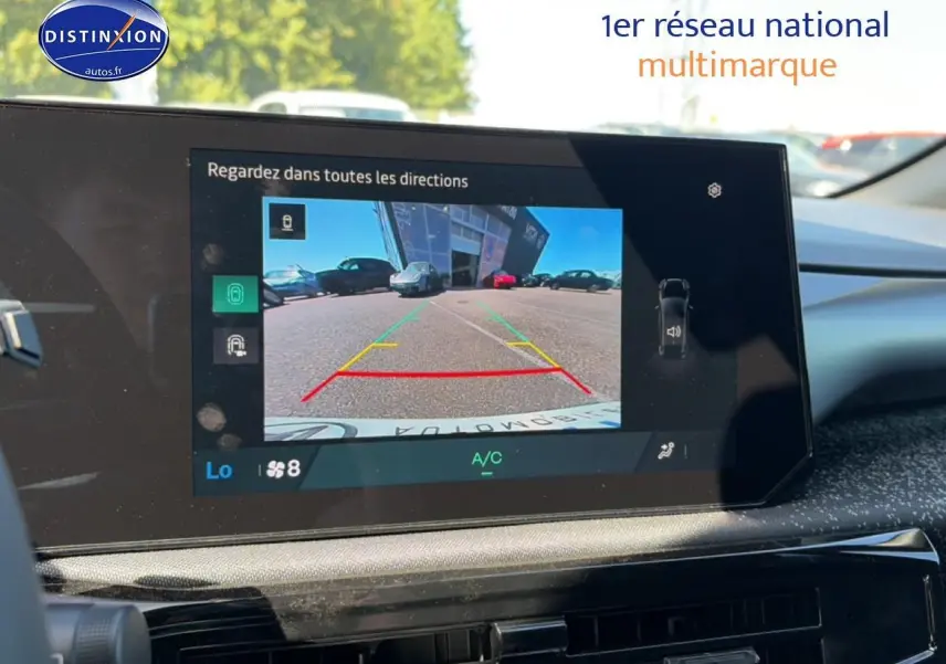 Écran multifonction de la Renault Clio VI noir montrant la caméra de recul avec guidage coloré en stationnement.