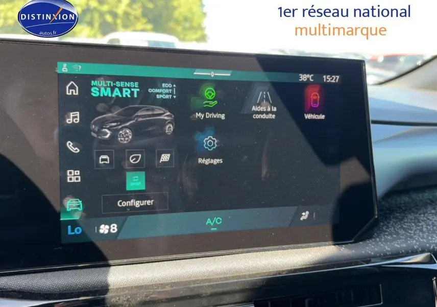 Écran tactile central de la Renault Clio VI noire montrant le mode de conduite Smart en intérieur.