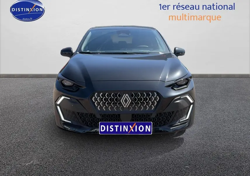 Vue frontale d'une Renault Clio VI noire 2026 avec calandre hexagonale et feux LED en forme de C.