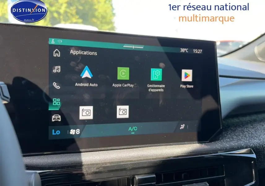 Écran multifonction couleur 10 pouces de la Renault Clio VI noir, vue intérieure centrée sur la console centrale.