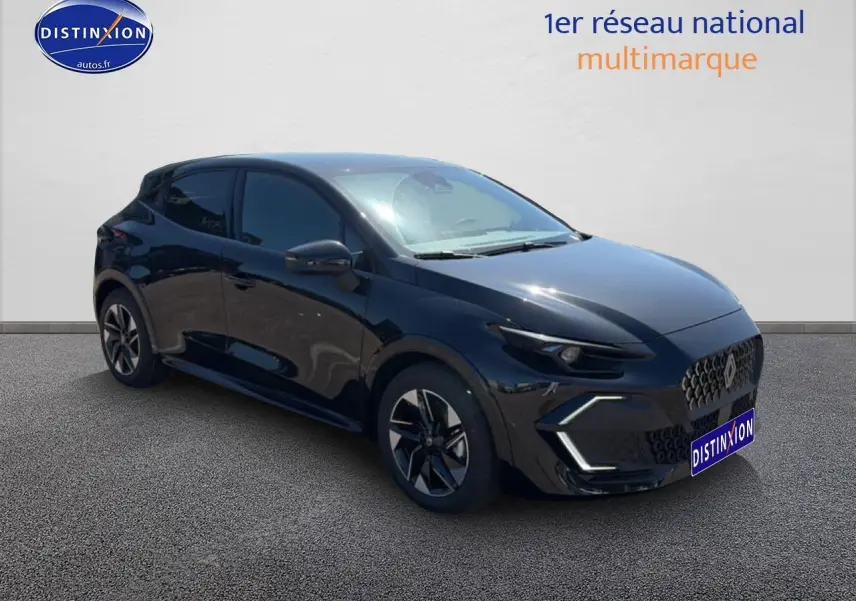 Renault Clio VI noire vue en 3/4 avant droit, avec phares LED et jantes alliage 16 pouces distinctives.