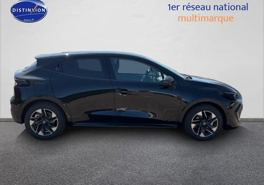 Profil droit de la Renault Clio VI noire 2026 avec jantes alliage 16 pouces et vitres teintées.