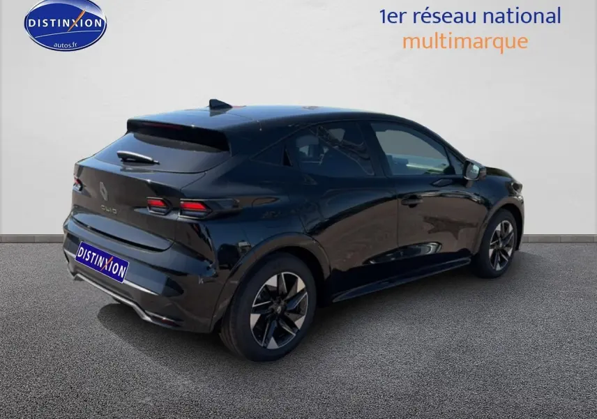 Renault Clio VI noire vue 3/4 arrière droit, avec jantes alliage et feux arrière LED distinctifs.