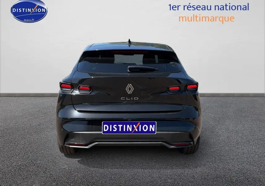 Vue arrière d'une Renault Clio VI noire, avec feux LED distinctifs et logo Renault centré sur le hayon.