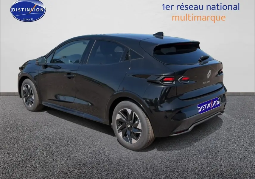 Vue 3/4 arrière droite d'une Renault Clio VI noire avec jantes alliage et vitres teintées sur fond neutre.