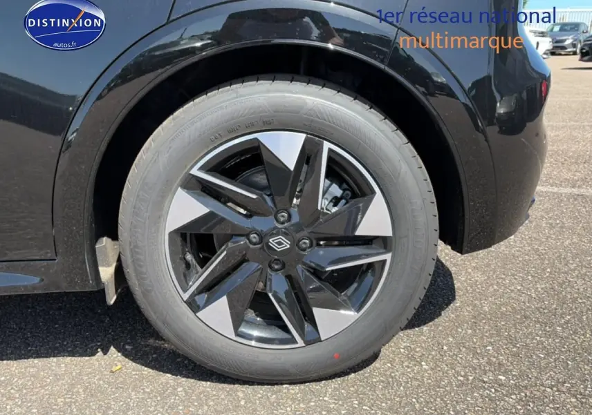 Gros plan sur la roue arrière droite noire avec jante alliage 16 pouces de la Renault Clio VI noire.