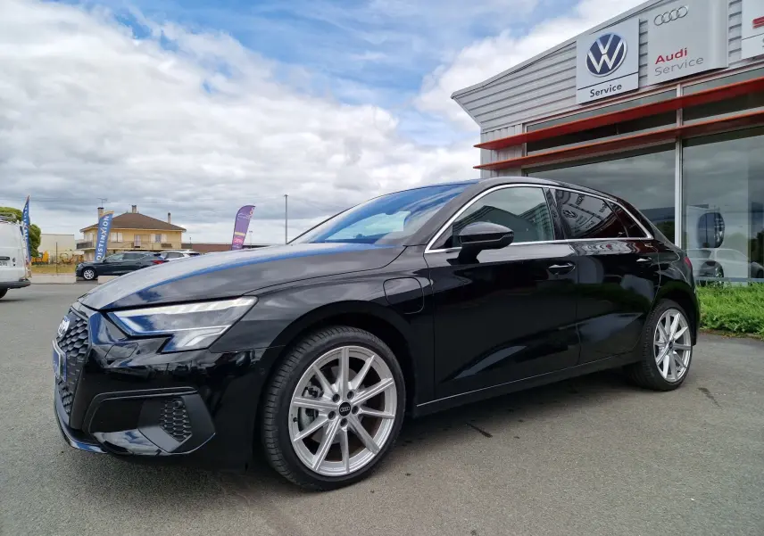 Audi A3 Sportback noir vue 3/4 avant droit, mettant en valeur ses jantes alliage et ses phares LED distinctifs.