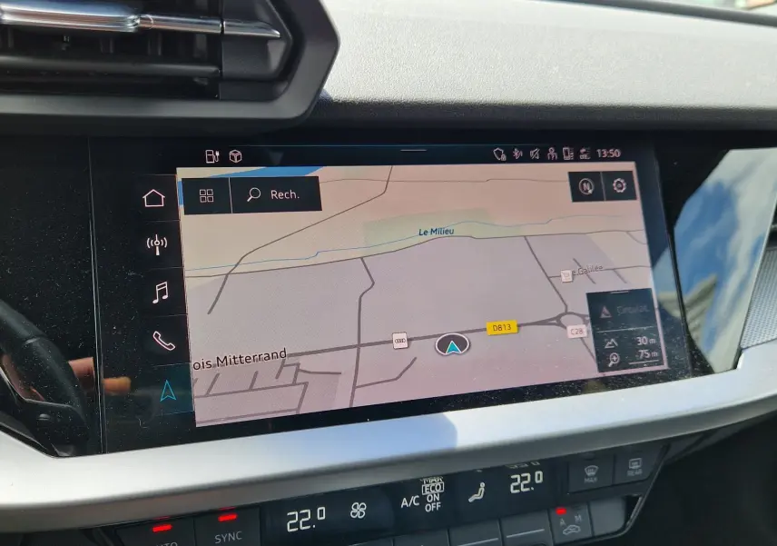 Écran tactile central de l’Audi A3 Sportback 40 TFSI-e 2021 affichant la navigation, avec commandes climatisation en dessous.