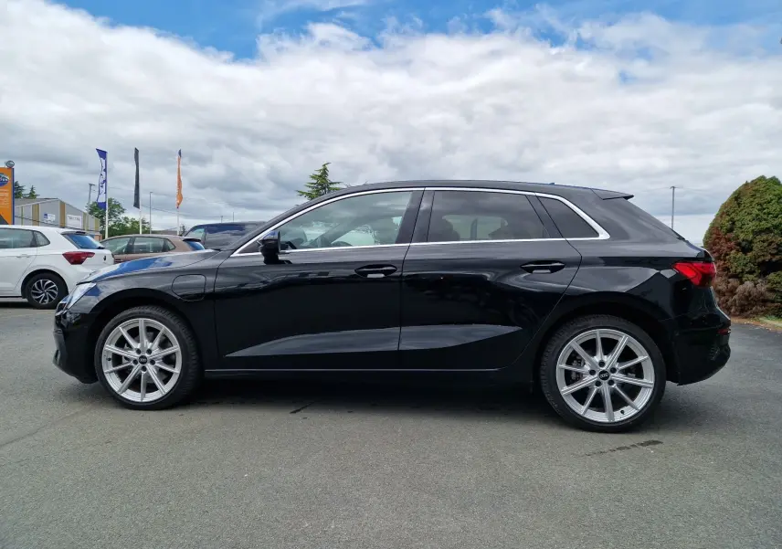 Audi A3 Sportback noir vue de profil côté gauche, soulignant ses jantes alliage et lignes épurées.